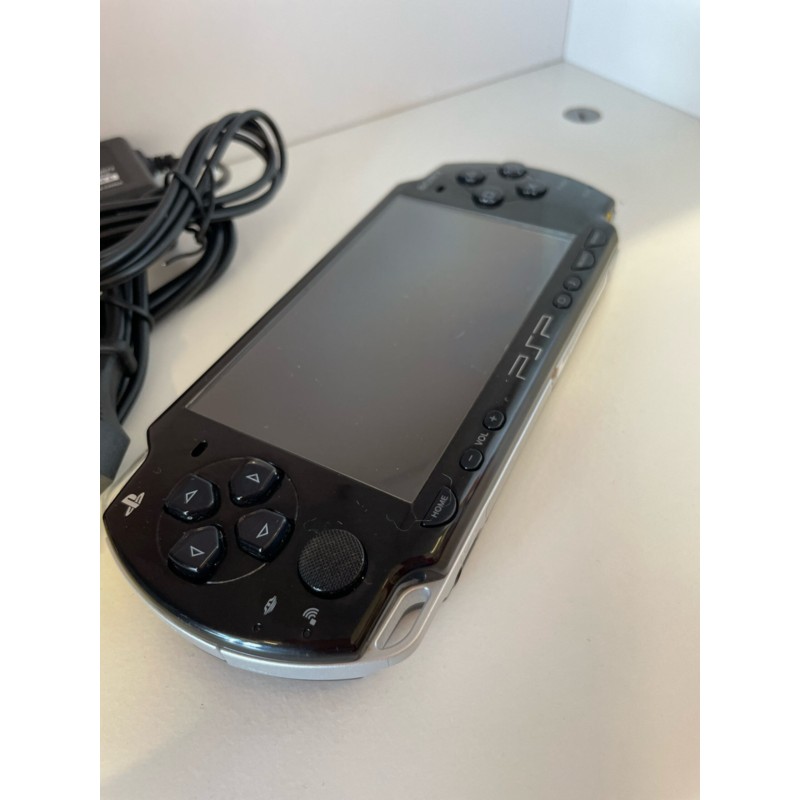 PSP 2004 slim sony playstation portable rankinė konsolė su žaidimais (40-50ž.) 8GB kortele, su pakrovėju. Atrištas