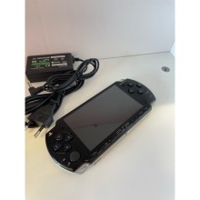 PSP 2004 slim sony playstation portable rankinė konsolė su žaidimais (40-50ž.) 8GB kortele, su pakrovėju. Atrištas