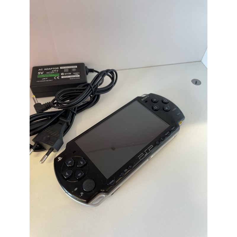 PSP slim sony playstation portable rankinė konsolė su žaidimais su 10 zaidimu, su pakrovėju. Atrištas