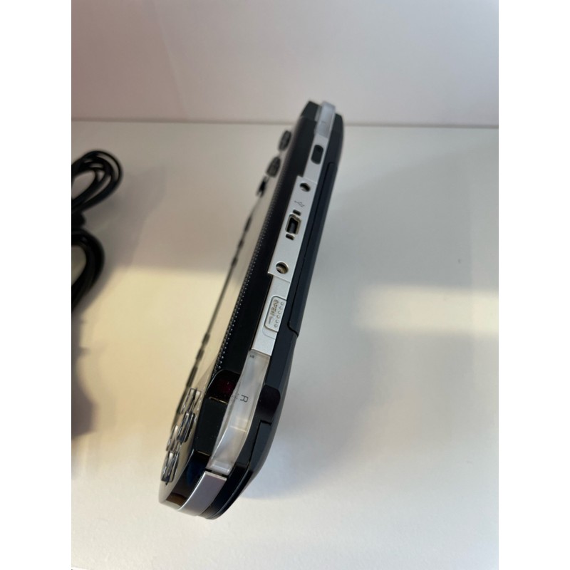 PSP1004 sony playstation portable rankinė konsolė su pakrovėju, atristas, su 10 zaidimu