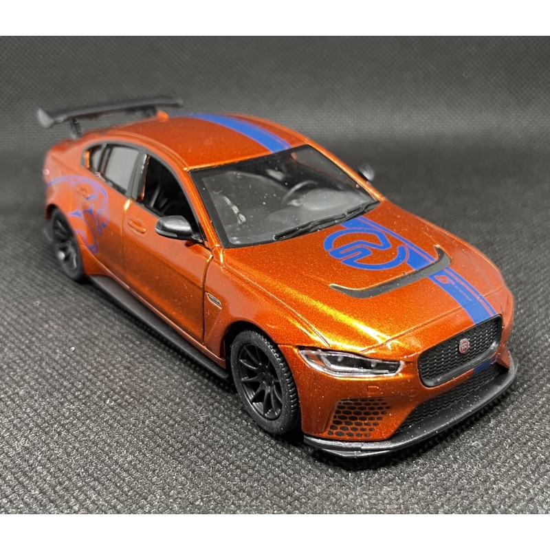 Jaguar XE SV Project 8, 1/38 mastelis (4 spalvos/su linijomis) KINSMART automobilis