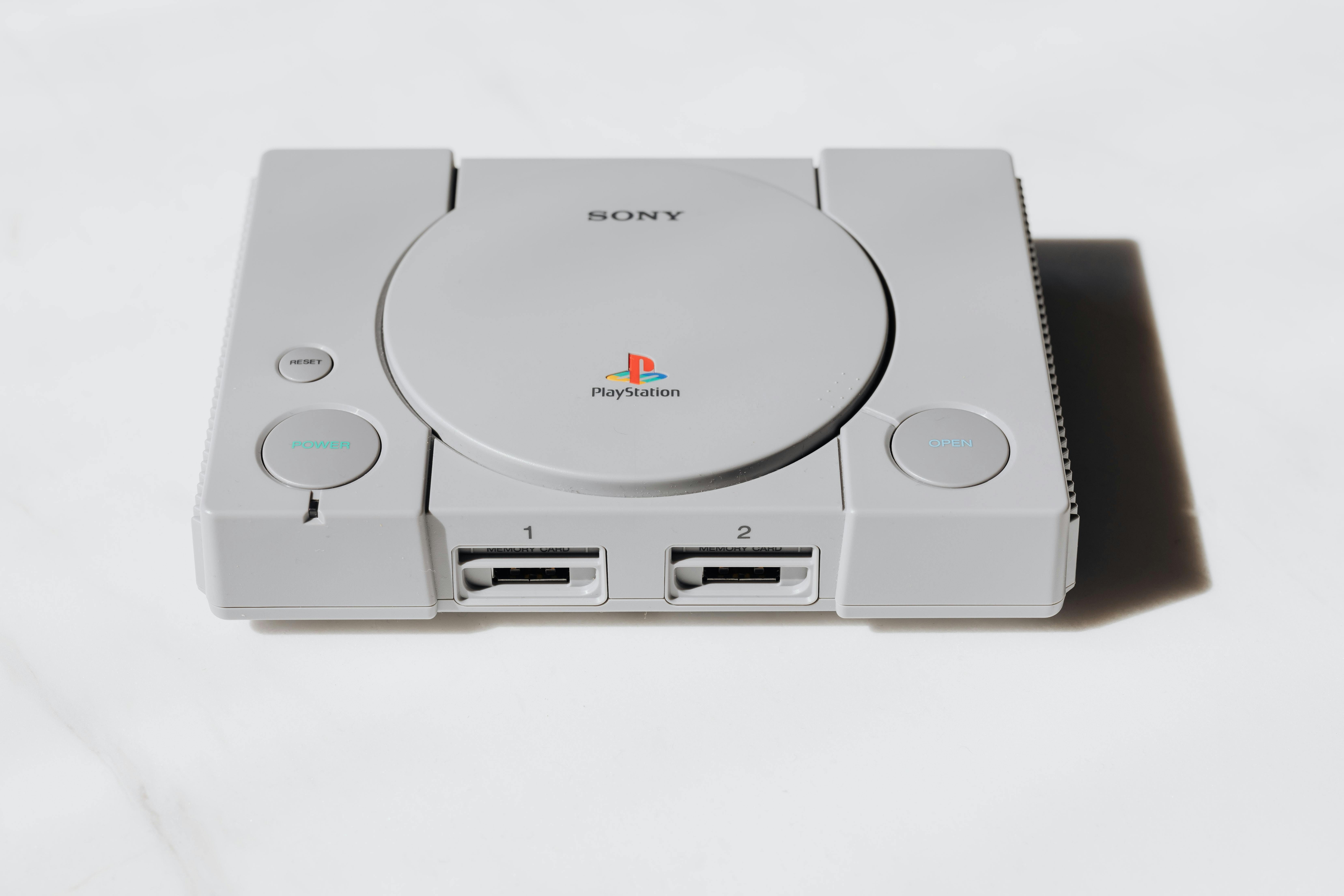 Ar galima žaisti PS4 žaidimus be interneto?